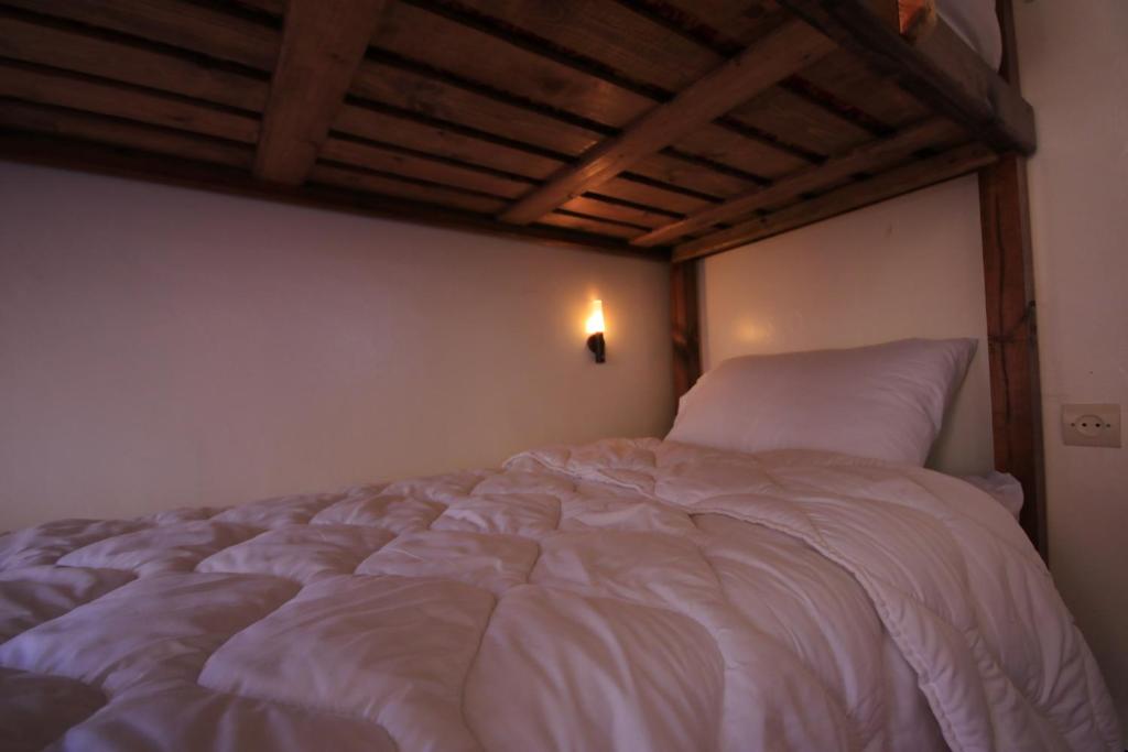 Postel nebo postele na pokoji v ubytování Jurassic Surf House Anza