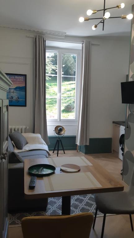 - une chambre avec un bureau, un lit et une fenêtre dans l'établissement Résidence Le Beau site Studio Rénové, à Aix-les-Bains