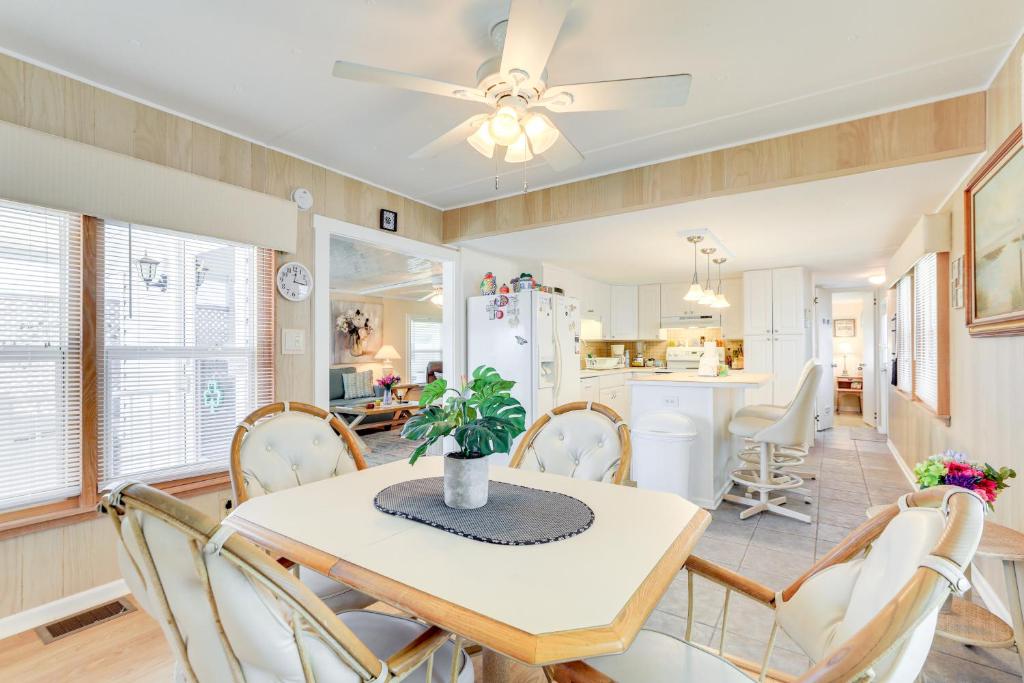 Χώρος καθιστικού στο 2 Mi to Venice Beach Home with Pool Access