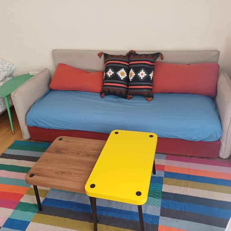 - un canapé-lit dans une chambre dans l'établissement Le petit Verlaine, à Sedan