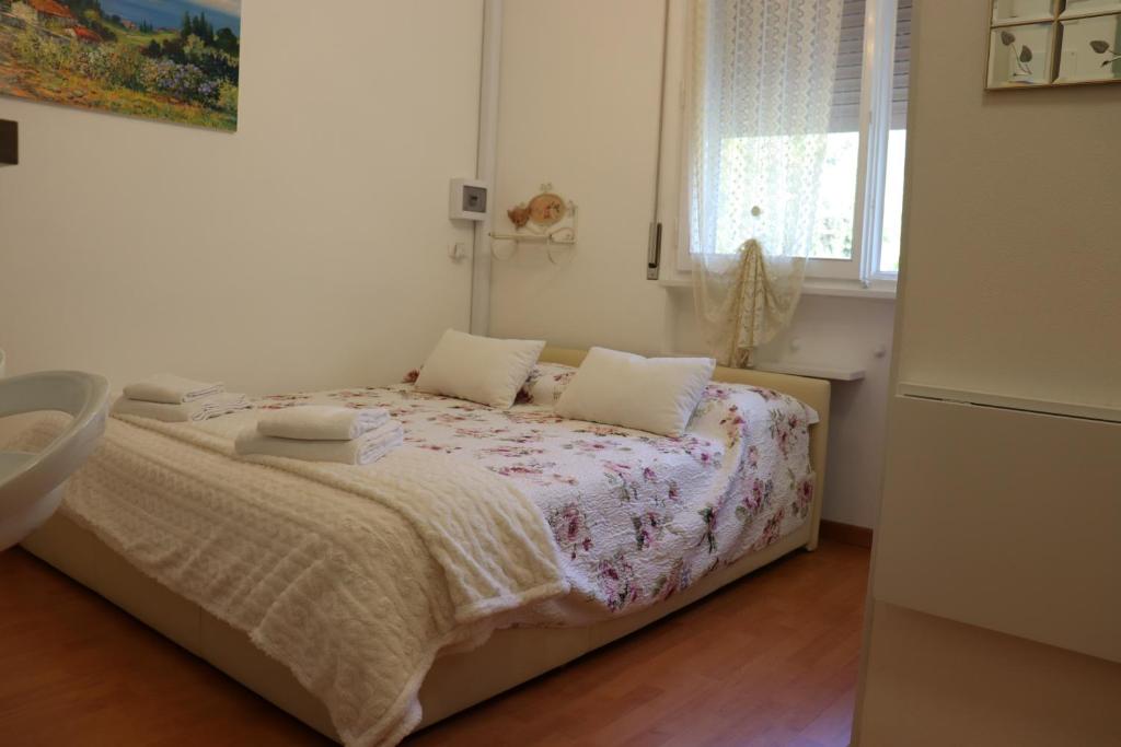 een slaapkamer met een bed in een kamer met een raam bij Monika Holiday 302 Joy in the lake in Garda