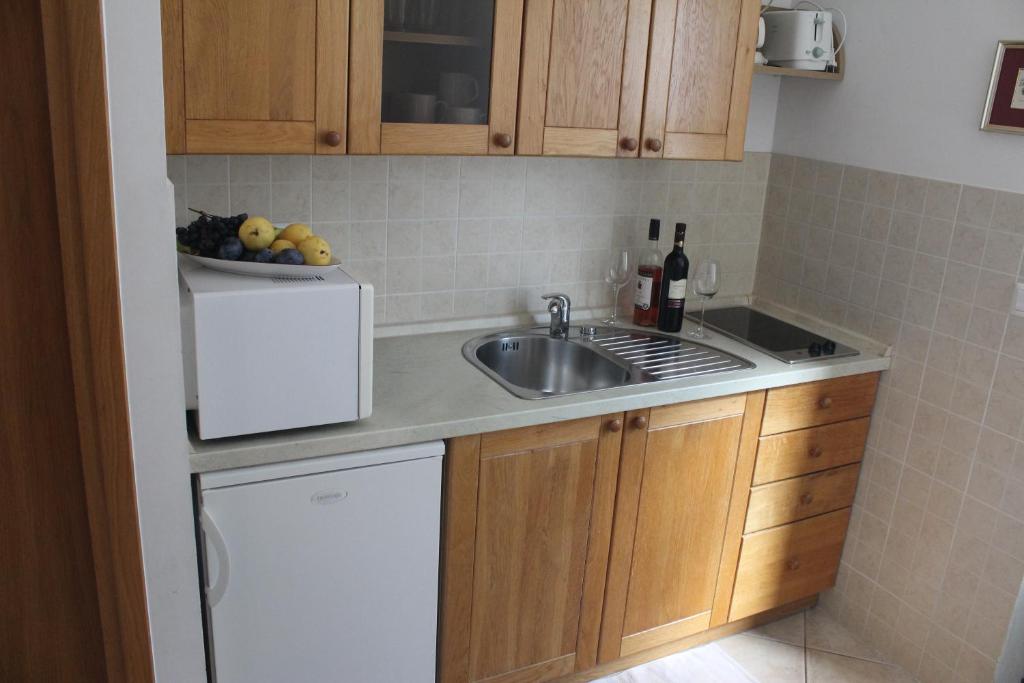 Kuchyň nebo kuchyňský kout v ubytování Villa Simpatia