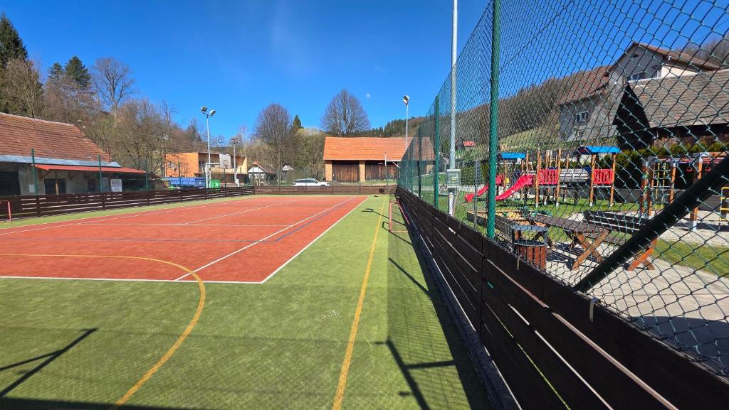 Tenis a/nebo squash v ubytování Chalupa Vrchy nebo okolí
