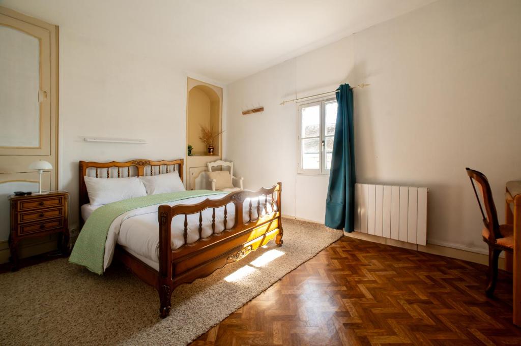 une chambre avec un grand lit et une fenêtre dans l'établissement Appartement T2 Saumur 2ème étage, à Saumur