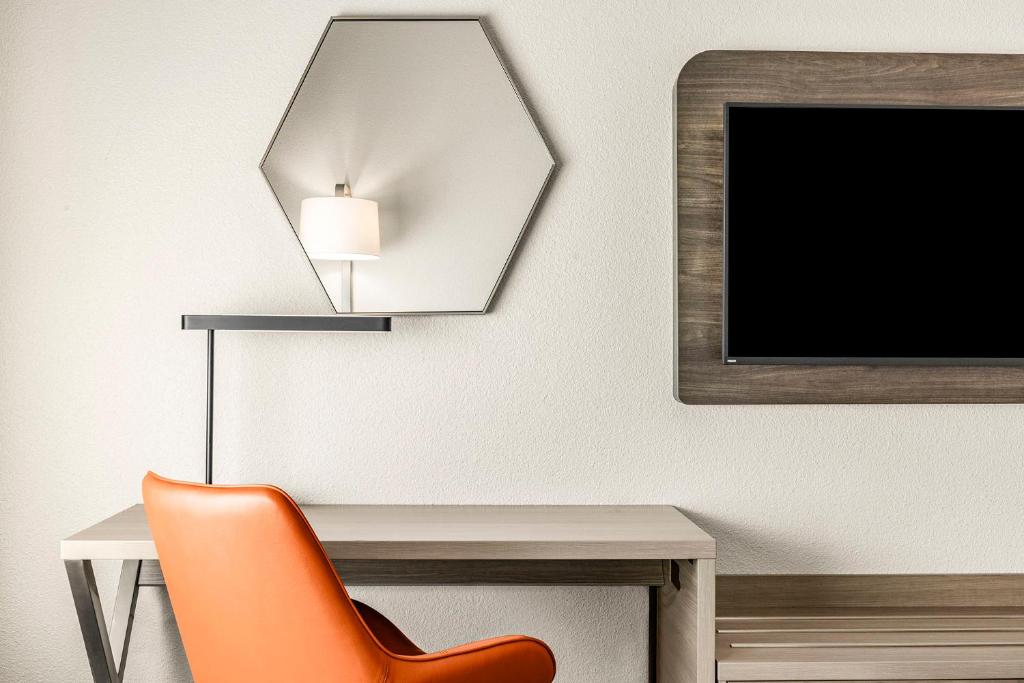 Holiday Inn Express & Suites Phoenix West - Tolleson by IHG photo