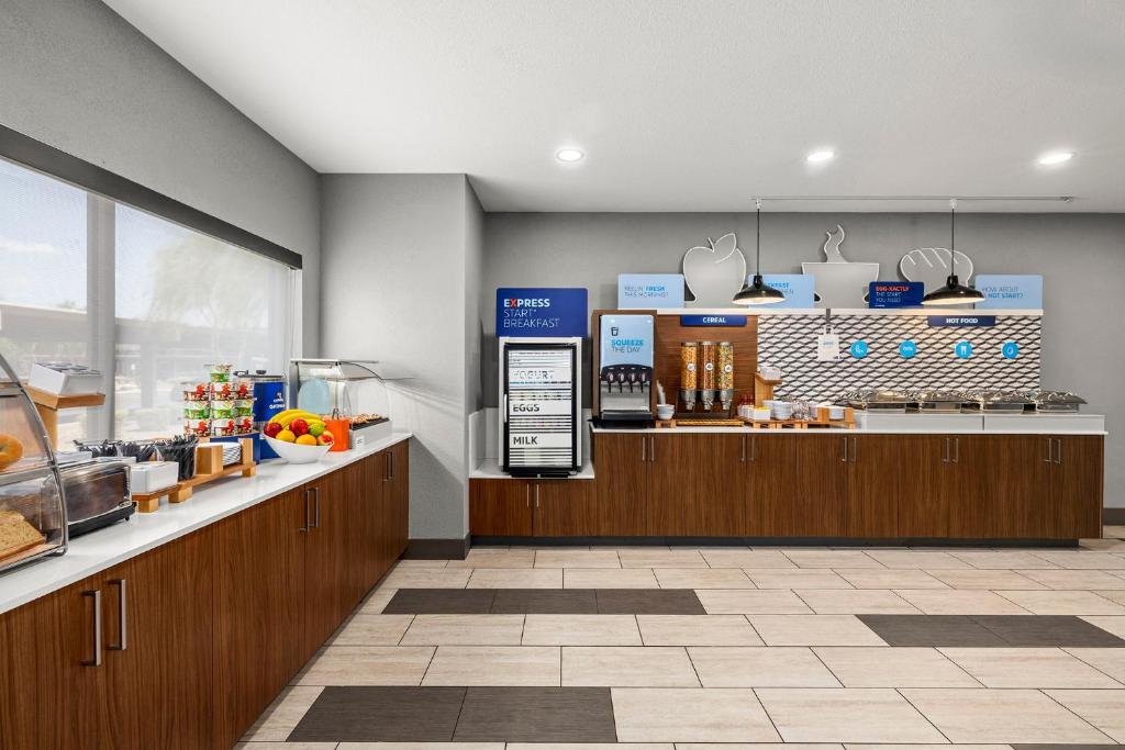 Holiday Inn Express & Suites Phoenix West - Tolleson by IHG photo