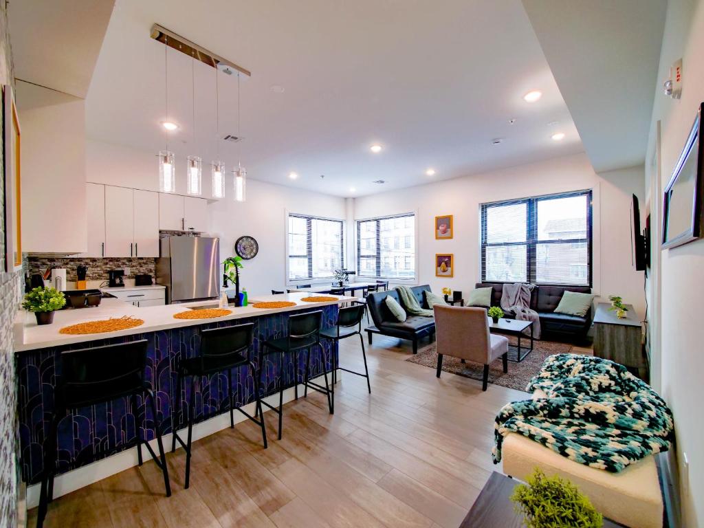 Χώρος καθιστικού στο Vast Fully Furnished 2-Bed Close to NYC