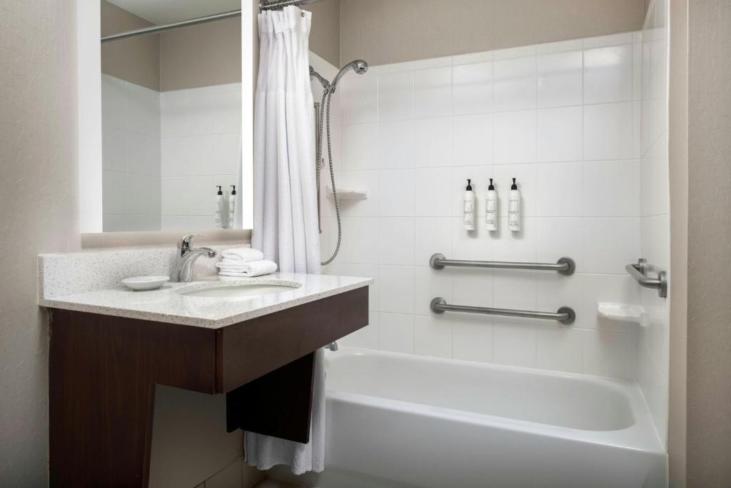 SpringHill Suites by Marriott Orlando at FLAMINGO CROSSINGS Town Center-Western Entrance - 