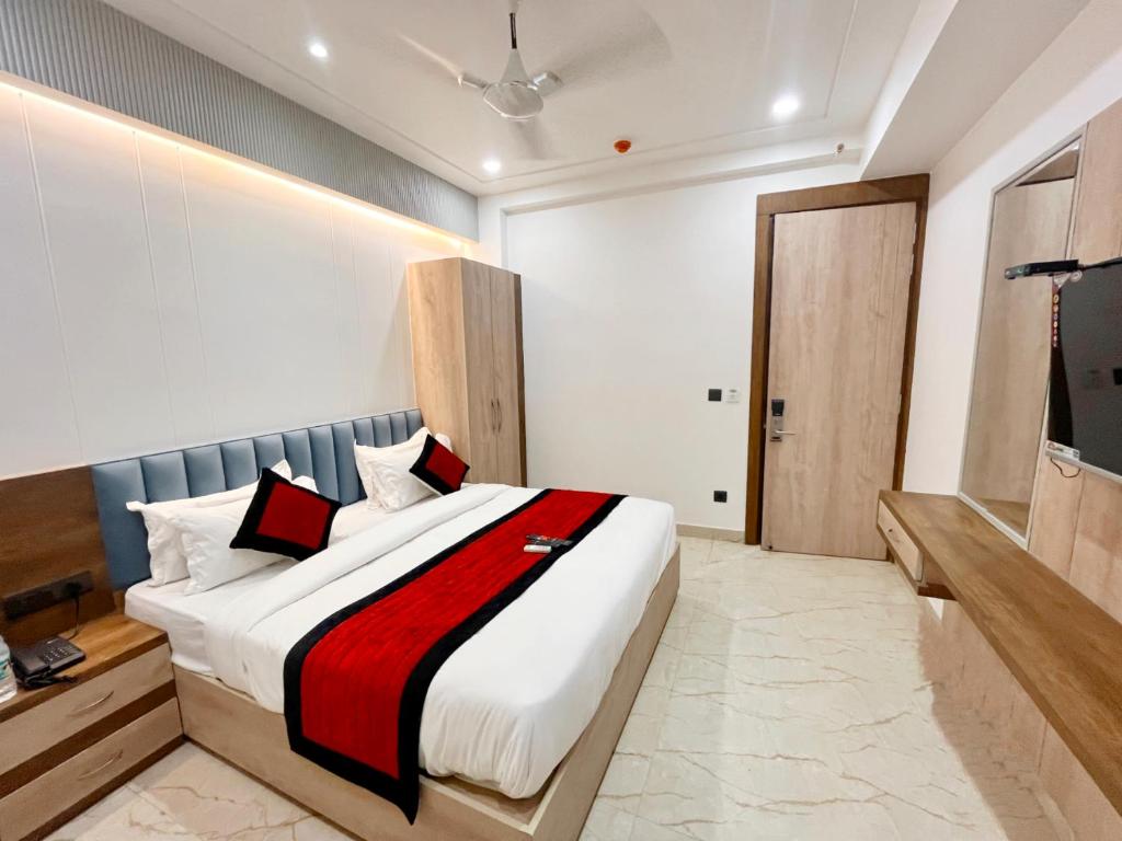 Postel nebo postele na pokoji v ubytování Mehul- A, Luxurious Stay 5 Mint From Railway Station New Delhi