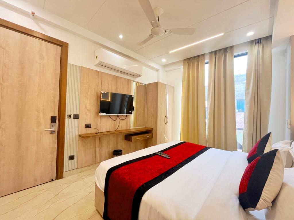 TV a/nebo společenská místnost v ubytování Mehul- A, Luxurious Stay 5 Mint From Railway Station New Delhi