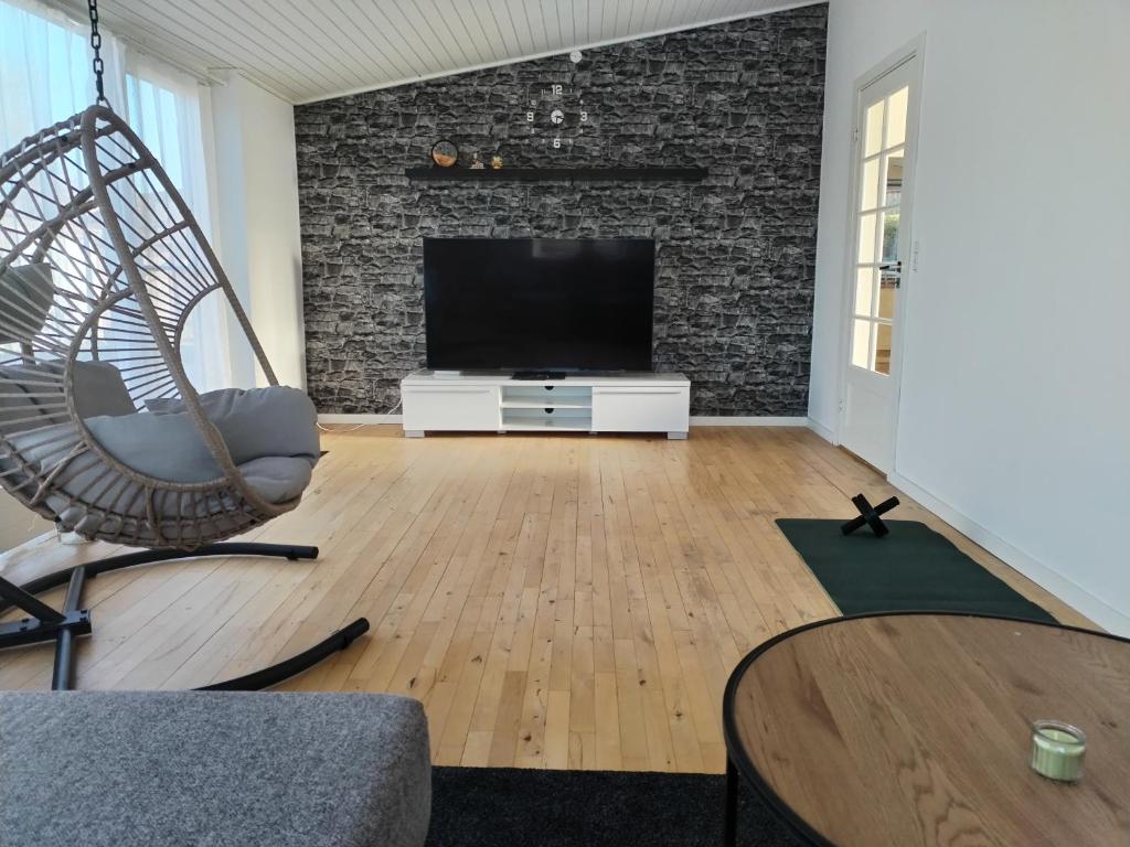 Televiisor ja/või meelelahutuskeskus majutusasutuses House in Munkebo