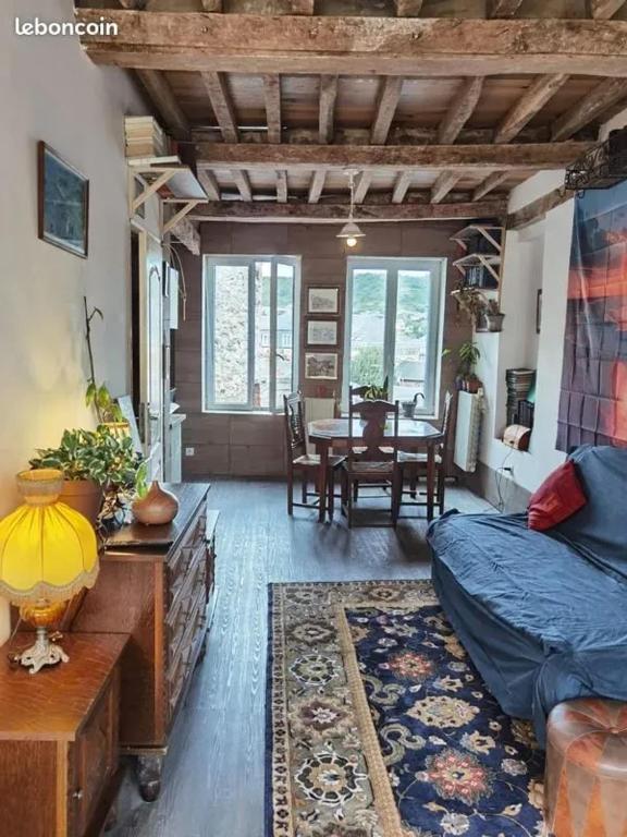 un salon avec un canapé et une table dans l'établissement Studio charmant à Fécamp, 35 m², à Fécamp