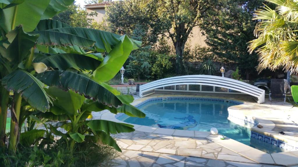 - une piscine avec un pont blanc dans l'établissement Studio confortable à Gaujac avec piscine partagée, à Gaujac