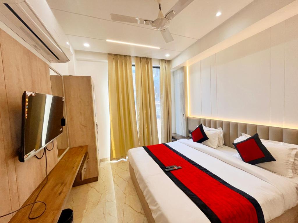TV a/nebo společenská místnost v ubytování Mehul- A, Luxurious Stay 5 Mint From Railway Station New Delhi