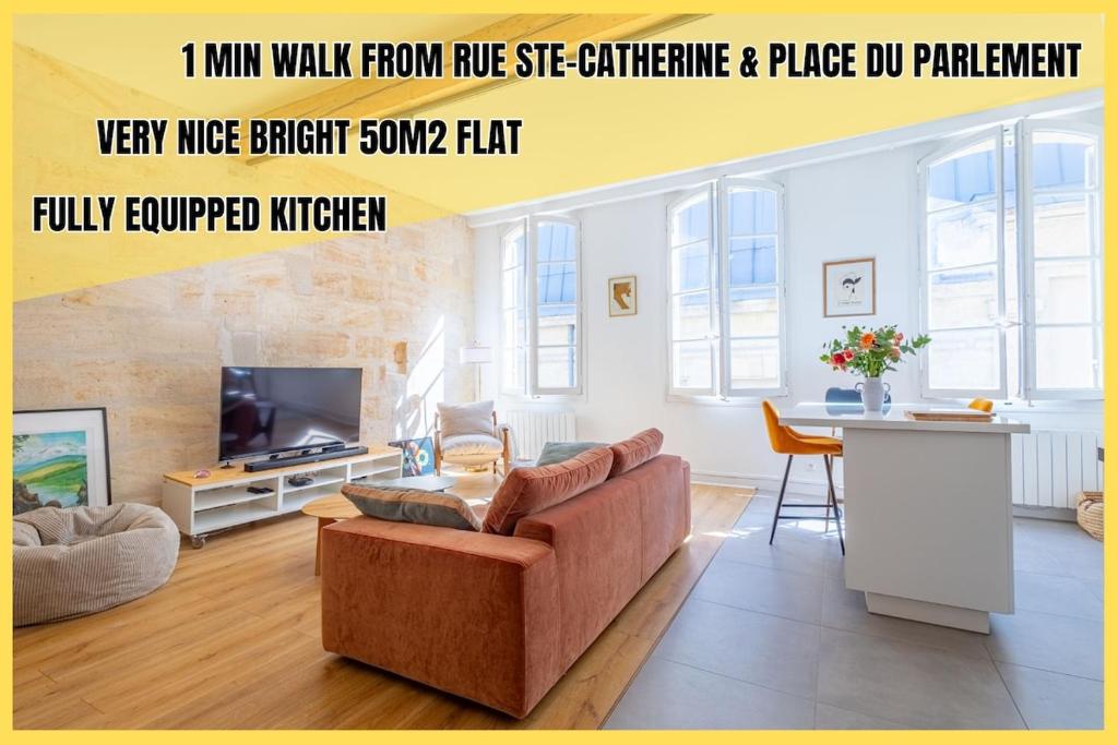 un salon avec un canapé et une télévision dans l'établissement Designer & Bright Apartment on Rue Sainte-Catherine, à Bordeaux