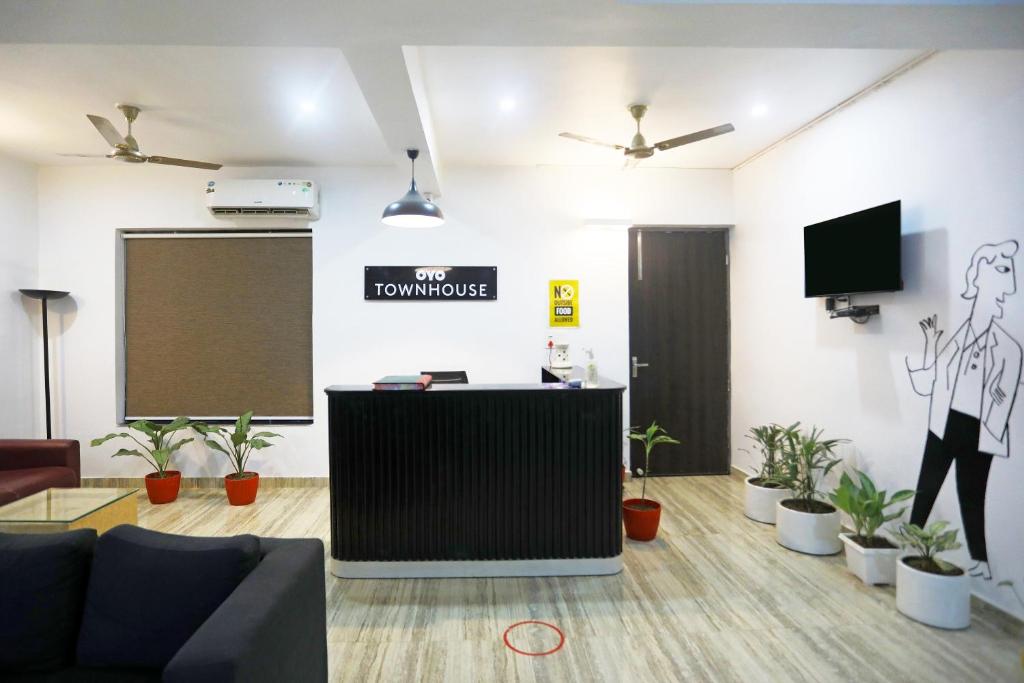 TV a/nebo společenská místnost v ubytování Super Townhouse Cloud Bay, Near Genpact, Sector-69, Gurgaon