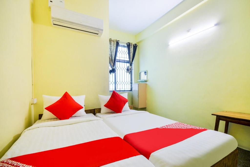 Postel nebo postele na pokoji v ubytování Hotel O Aruljothi Gandhipuram Bus Terminus