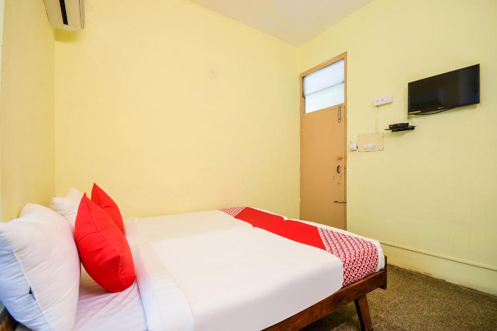 Postel nebo postele na pokoji v ubytování Hotel O Aruljothi Gandhipuram Bus Terminus