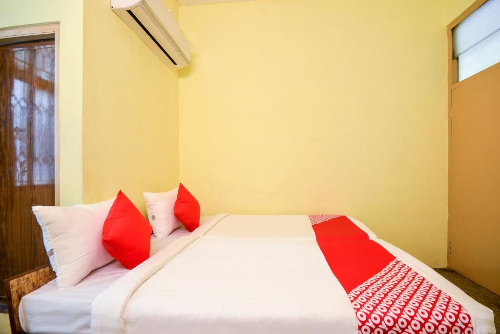 Postel nebo postele na pokoji v ubytování Hotel O Aruljothi Gandhipuram Bus Terminus