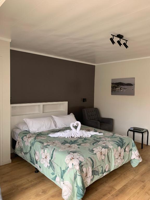 Postel nebo postele na pokoji v ubytování Wayfarer Motel
