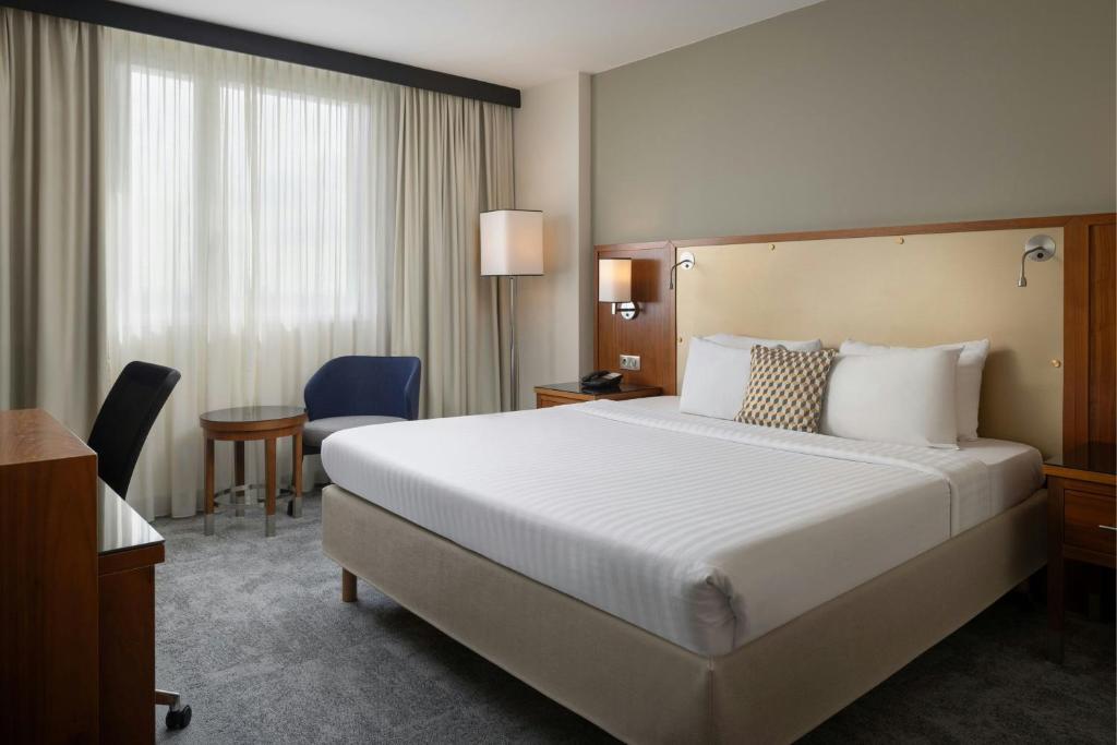 Postel nebo postele na pokoji v ubytování Courtyard by Marriott Toulouse Airport