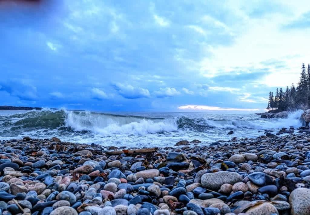 una costa rocciosa con onde e aploaderingploadploadploadploadploadploadploadploadpload di Oceanfront Crackling Cove Cottage Family firer pit slleeps 6 a Gouldsboro