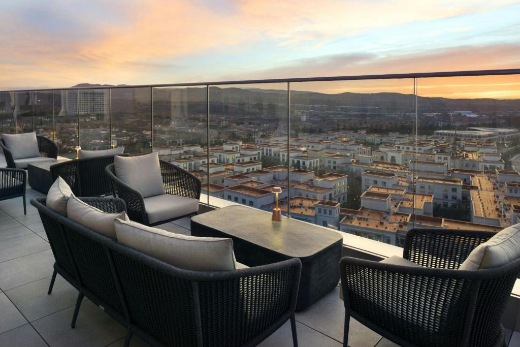 Posezení v ubytování Marriott Irvine Spectrum
