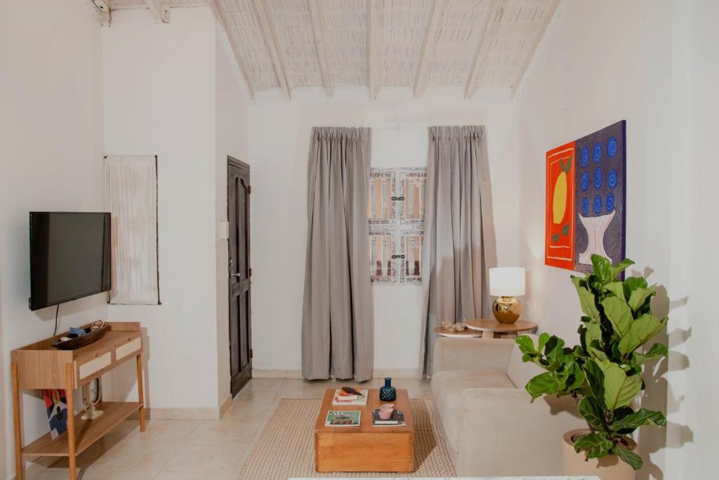 a living room with a tv and a couch at Apartamento Benitez 301 by Zakher in Cartagena de Indias
