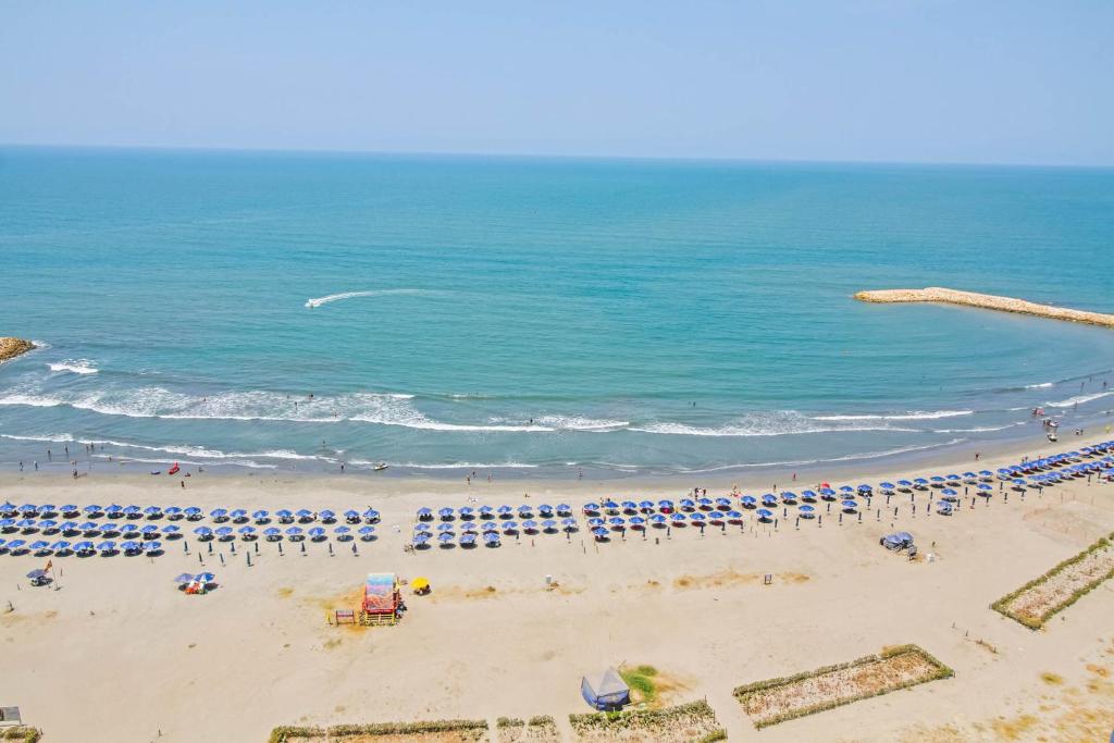 an aerial view of a beach with umbrellas and the ocean at Vista de lujo al mar y la bahía in Cartagena de Indias