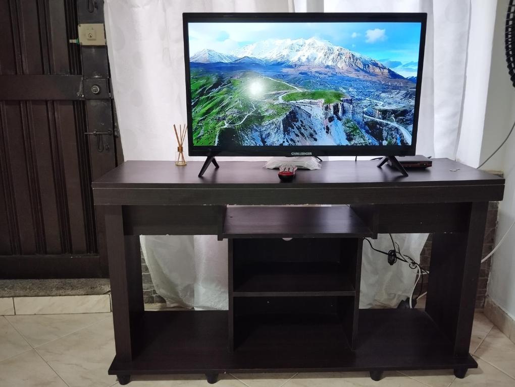 TV a/nebo společenská místnost v ubytování Apartaestudio Ideal para 1 Persona, El Lago, Andina, SENA