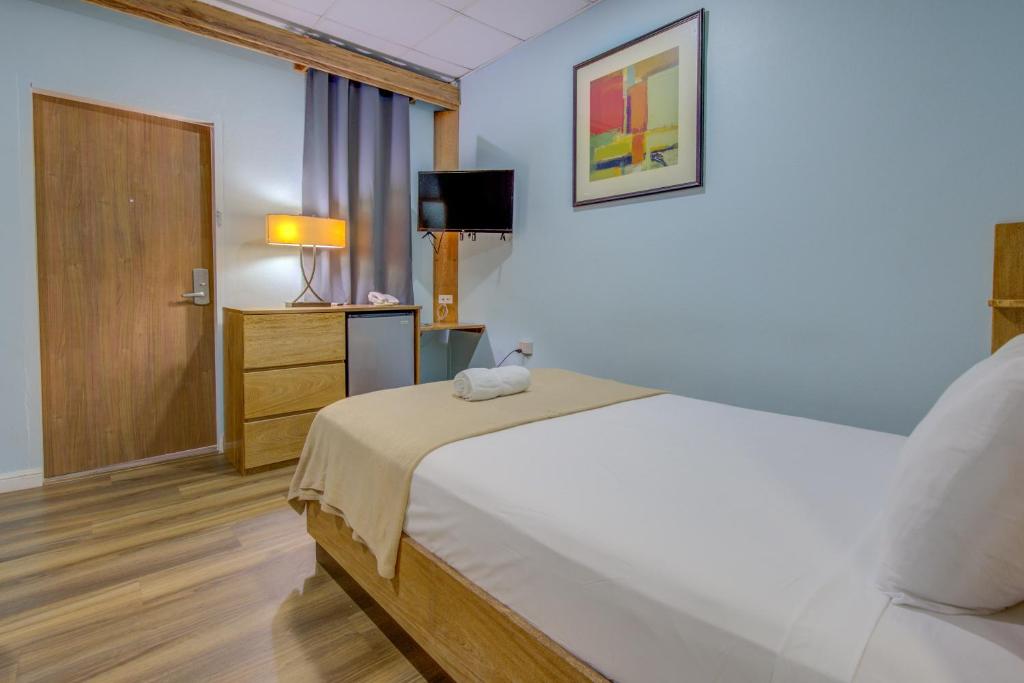 Postel nebo postele na pokoji v ubytování Airport Suites Hotel