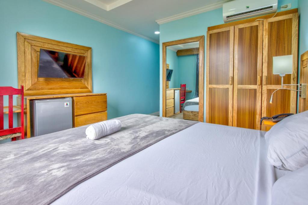 Postel nebo postele na pokoji v ubytování Airport Suites Hotel