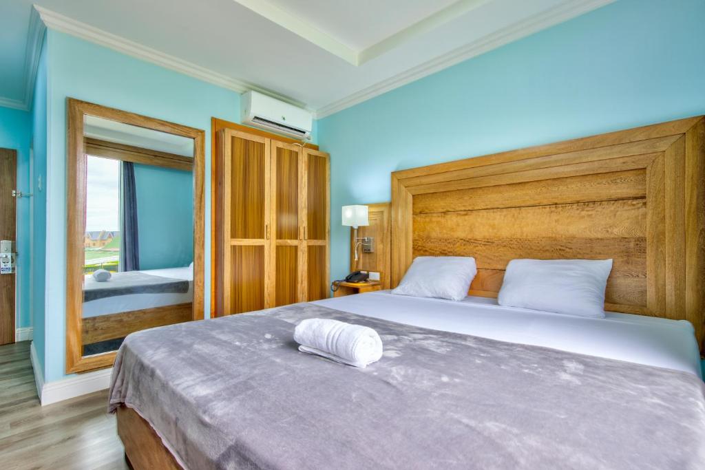 Postel nebo postele na pokoji v ubytování Airport Suites Hotel