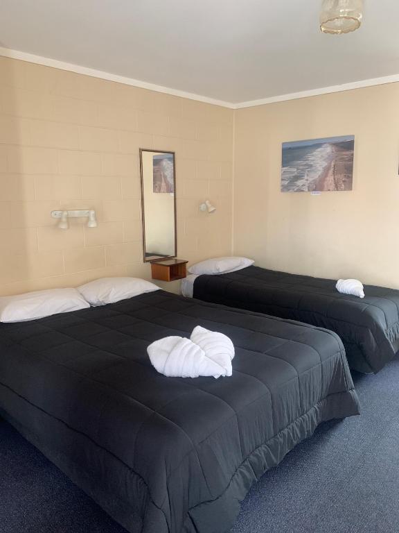 Postel nebo postele na pokoji v ubytování Wayfarer Motel