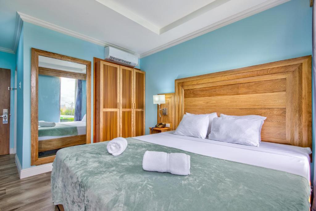 Postel nebo postele na pokoji v ubytování Airport Suites Hotel