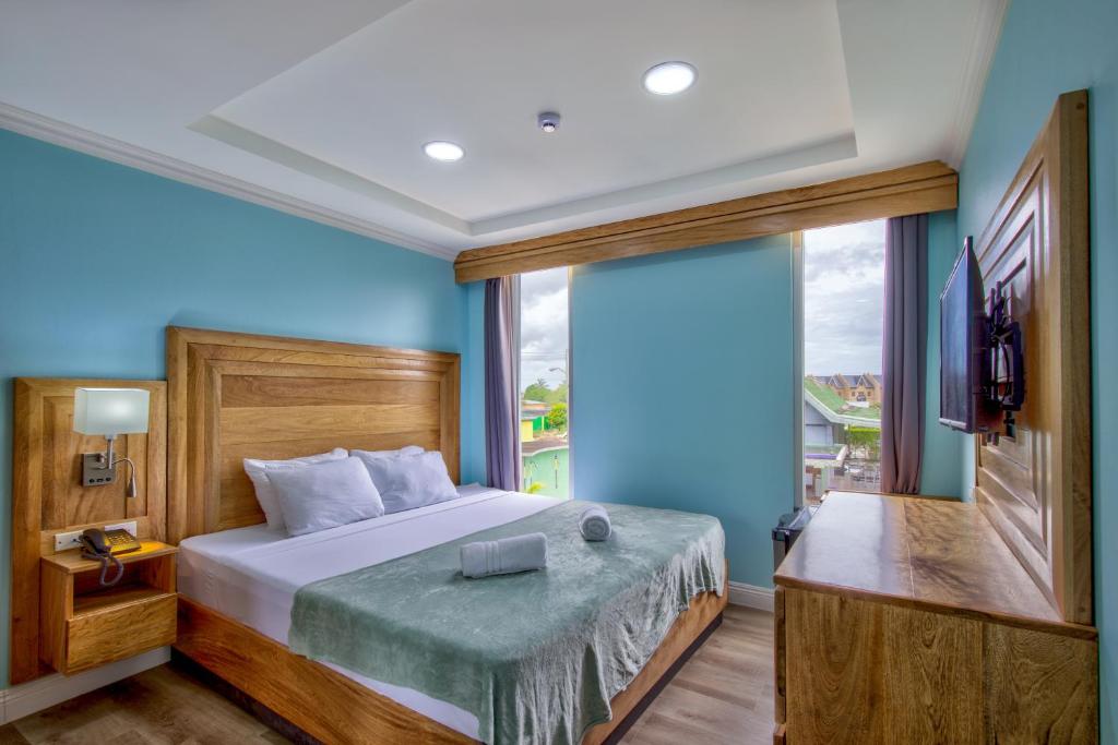 Postel nebo postele na pokoji v ubytování Airport Suites Hotel