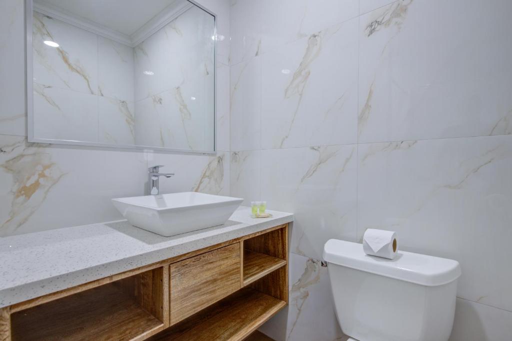 Koupelna v ubytování Airport Suites Hotel
