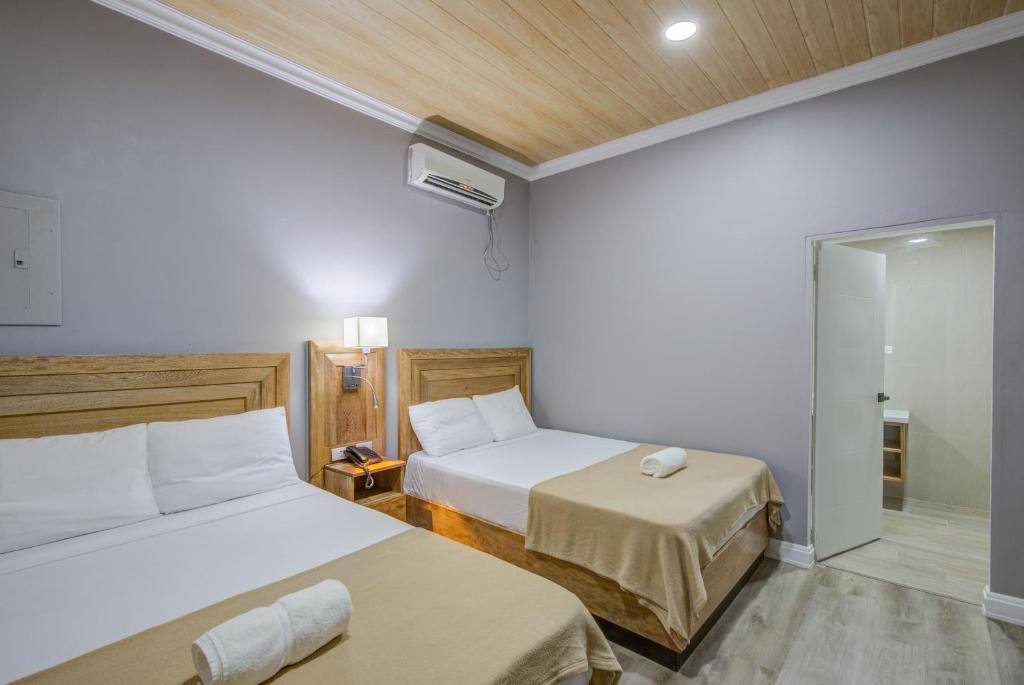Postel nebo postele na pokoji v ubytování Airport Suites Hotel
