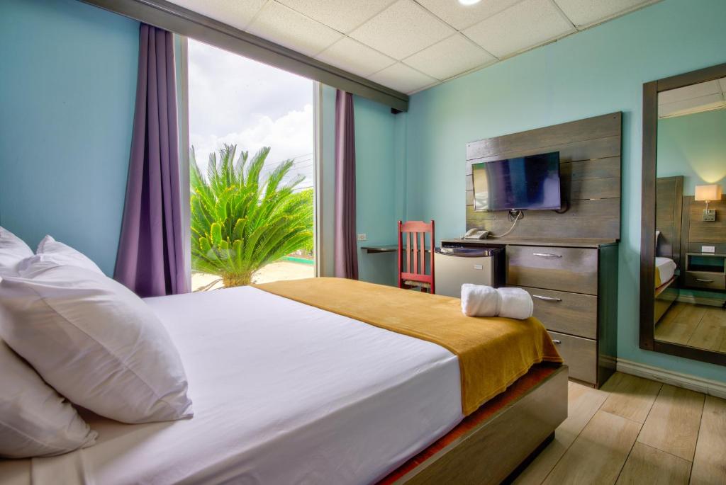 Postel nebo postele na pokoji v ubytování Airport Suites Hotel