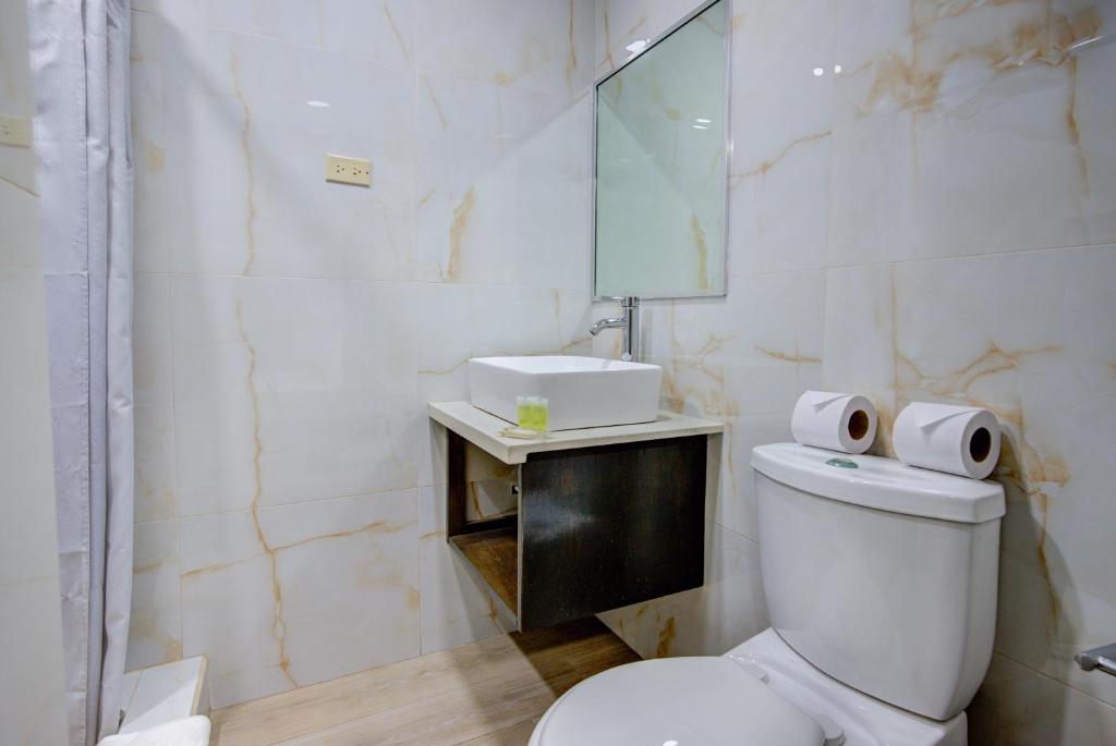 Koupelna v ubytování Airport Suites Hotel