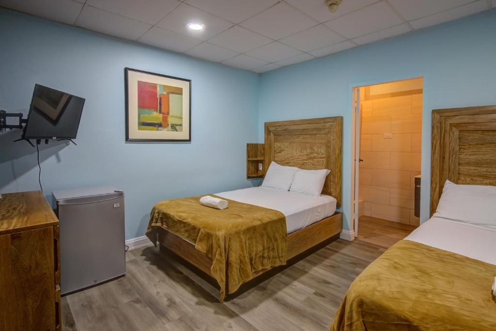 Postel nebo postele na pokoji v ubytování Airport Suites Hotel