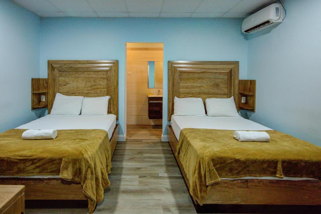 Postel nebo postele na pokoji v ubytování Airport Suites Hotel