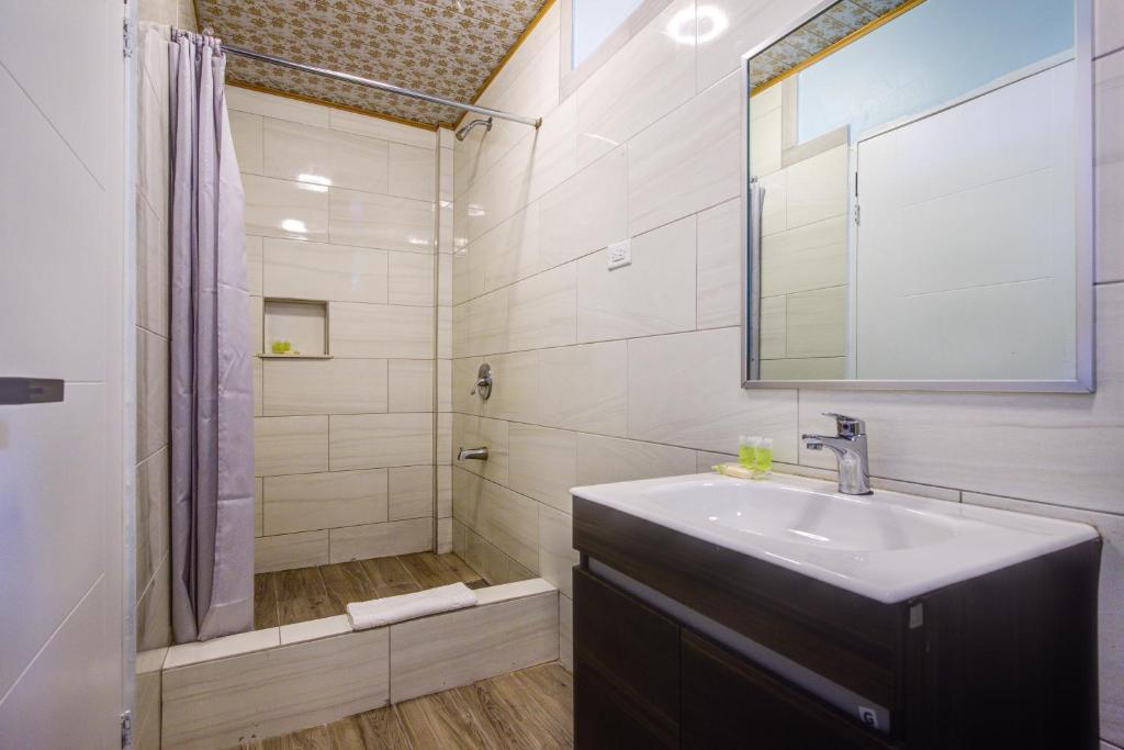 Koupelna v ubytování Airport Suites Hotel