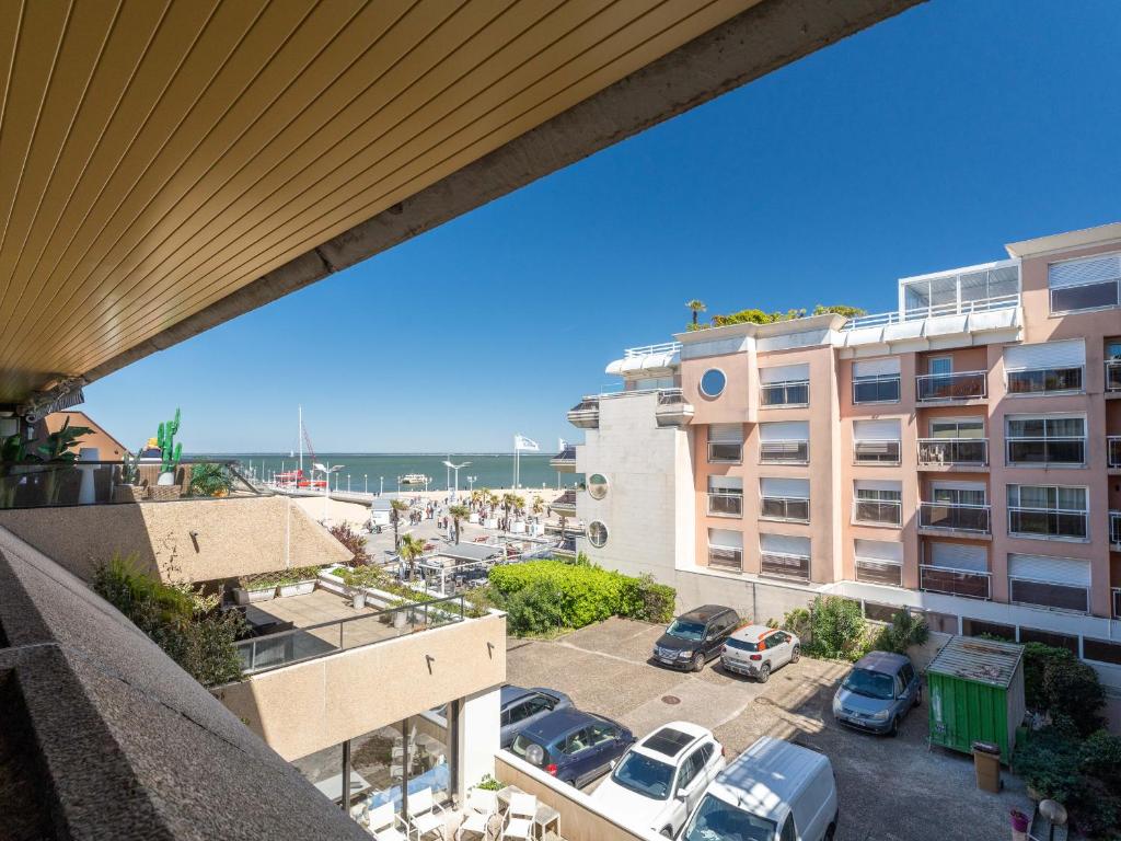einen Blick über einen Parkplatz vor einem Gebäude in der Unterkunft Arcachon Centre - Studio Confortable Proche Plage, Wifi - FR-1-319-423 in Arcachon