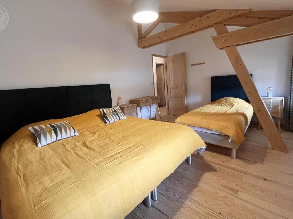 Posteľ alebo postele v izbe v ubytovaní Gîte chaleureux avec terrasse, pêche, randonnées et équipements modernes au cœur du Haut Forez - FR-1-496-285