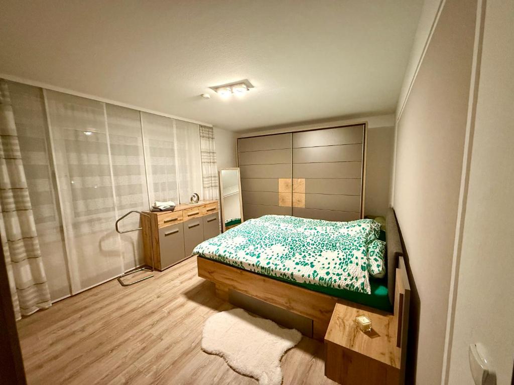 Ένα ή περισσότερα κρεβάτια σε δωμάτιο στο Woody Style Apartment near Langenhagen Airport