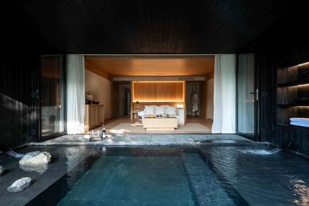 een zwembad in het midden van een huis bij The Mount Route 上山上-抱翠 in Shuang-ho