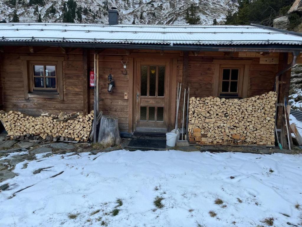 Rustic Hut Salzburg near Ski Slopes v zime