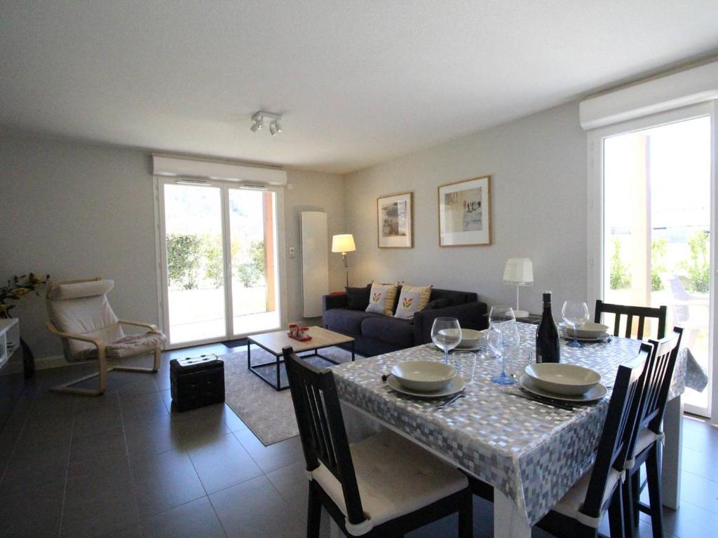 une salle à manger et un salon avec une table et des chaises dans l'établissement Appartement moderne 51m² à Luchon - 4 pers, Terrasse, Parking - FR-1-313-241, à Luchon