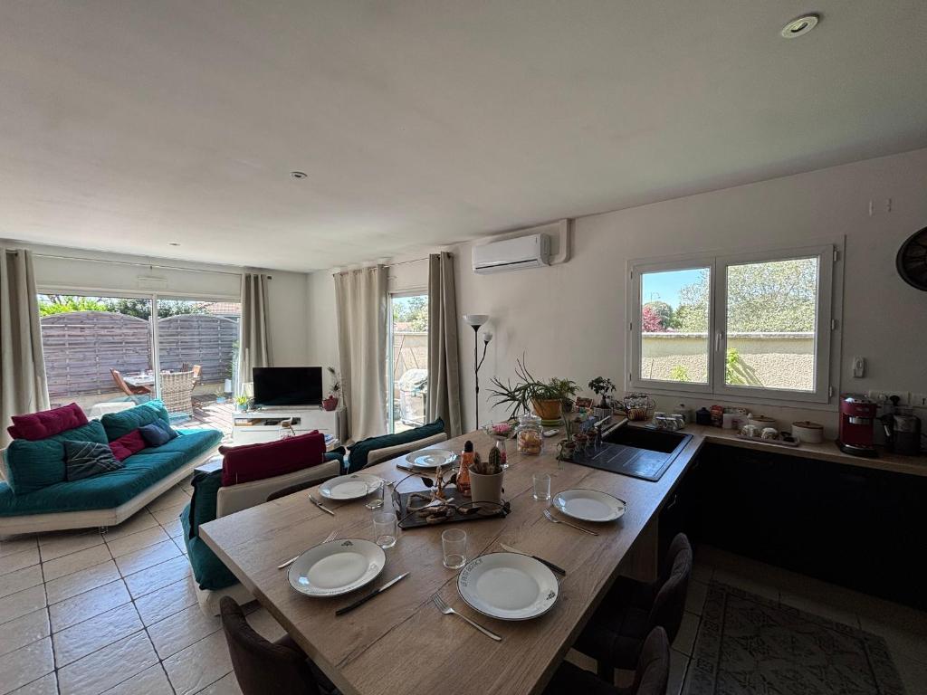 - un salon avec une grande table en bois et un canapé dans l'établissement Maison climatisée à Biscarrosse Bourg, 5 pers, ménage inclus - FR-1-319-596, à Biscarrosse